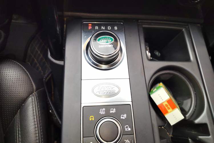 Used Land Rover Discovery 2018 3.0 SC V6 SE Gear Lever