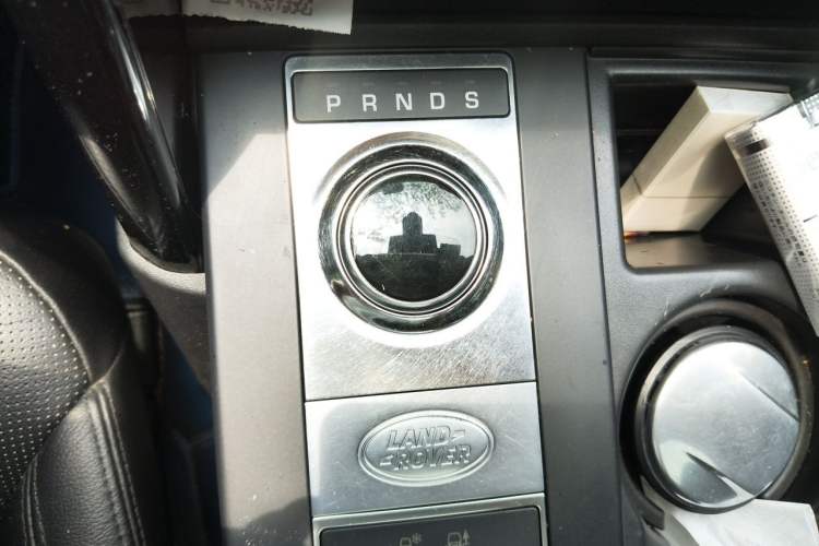 Used Land Rover Discovery 2018 3.0 SC V6 SE Gear Lever