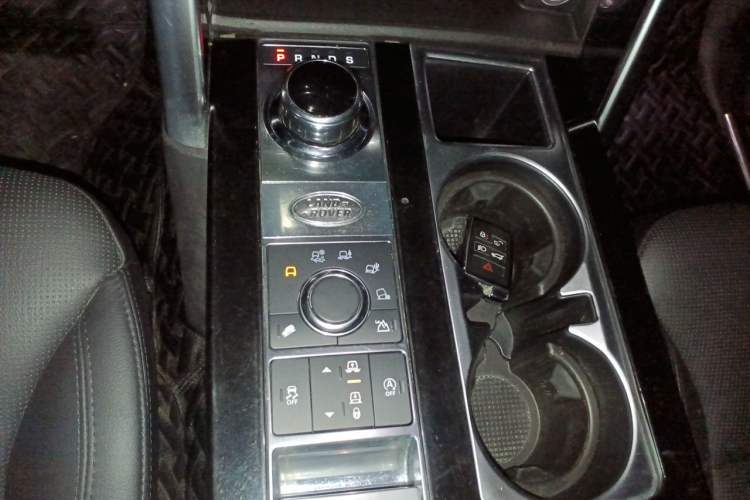 Used Land Rover Discovery 2018 3.0 SC V6 SE Gear Lever