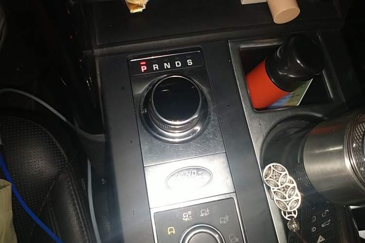 Used Land Rover Discovery 2018 3.0 SC V6 SE Gear Lever