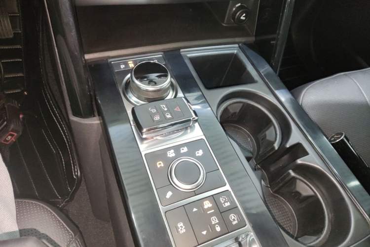 Used Land Rover Discovery 2018 2.0T SE Gear Lever