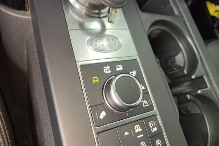 Used Land Rover Discovery 2018 3.0 SC V6 SE Gear Lever