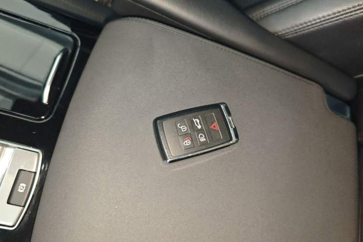 Used Land Rover Discovery 2018 3.0 SC V6 HSE Interior 1