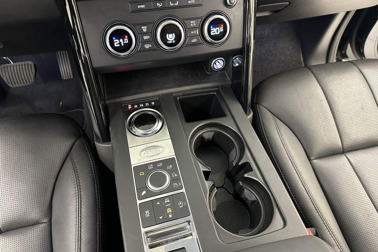 Used Land Rover Discovery 2018 3.0 SC V6 SE Interior 3