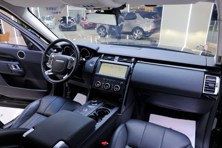 Used Land Rover Discovery 2018 3.0 SC V6 SE Interior 3