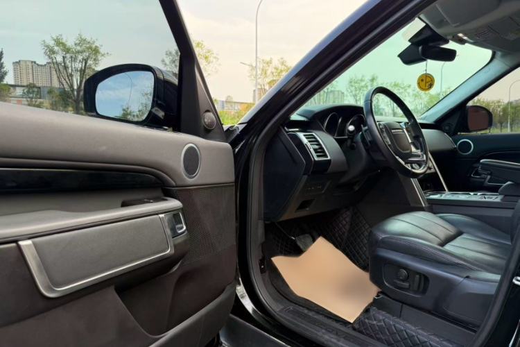 Used Land Rover Discovery 2018 3.0 SC V6 SE Interior 4
