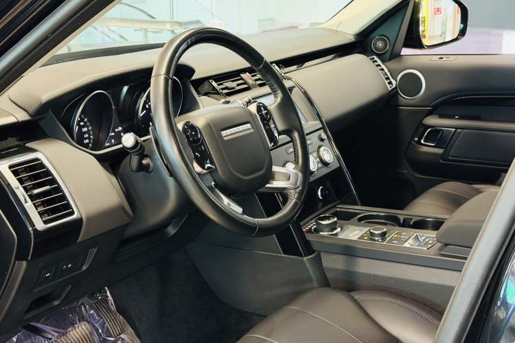 Used Land Rover Discovery 2018 2.0T SE Interior 4
