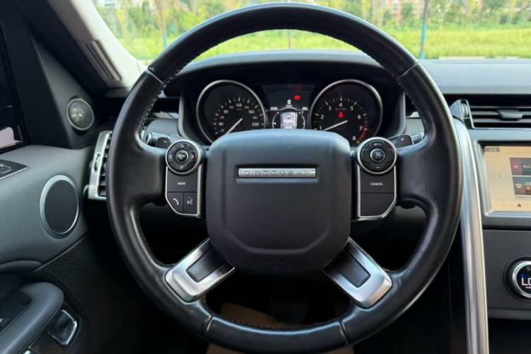 Used Land Rover Discovery 2018 3.0 SC V6 SE Interior 5
