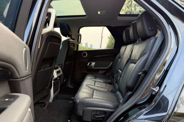 Used Land Rover Discovery 2018 3.0 SC V6 SE Interior 8