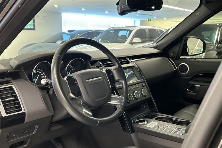 Used Land Rover Discovery 2018 3.0 SC V6 SE Interior 8