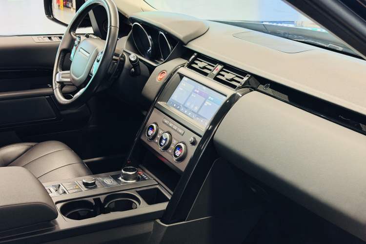 Used Land Rover Discovery 2018 2.0T SE Interior 8