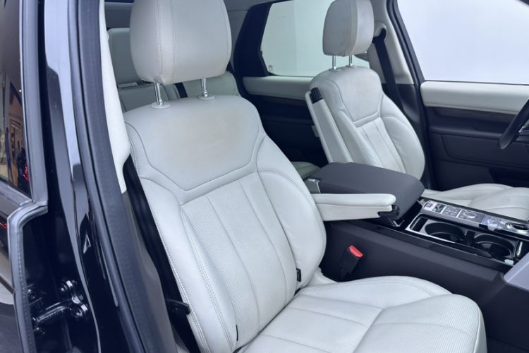 Used Land Rover Discovery 2018 3.0 SC V6 HSE Interior 8