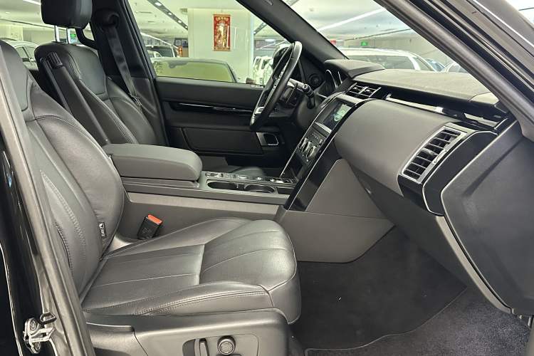 Used Land Rover Discovery 2018 3.0 SC V6 SE Interior 9