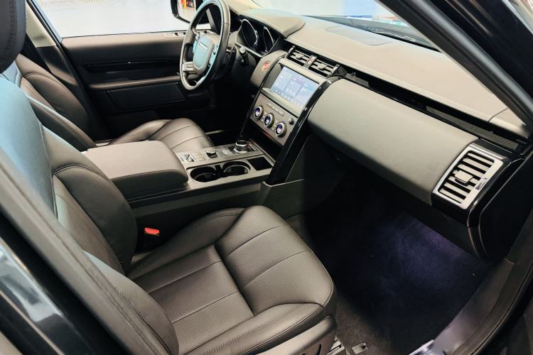 Used Land Rover Discovery 2018 2.0T SE Interior 9