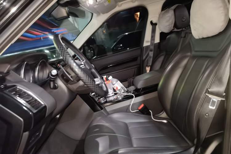 Used Land Rover Discovery 2018 3.0 SC V6 SE Left Front Seat