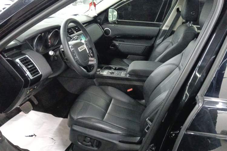 Used Land Rover Discovery 2018 3.0 SC V6 SE Left Front Seat