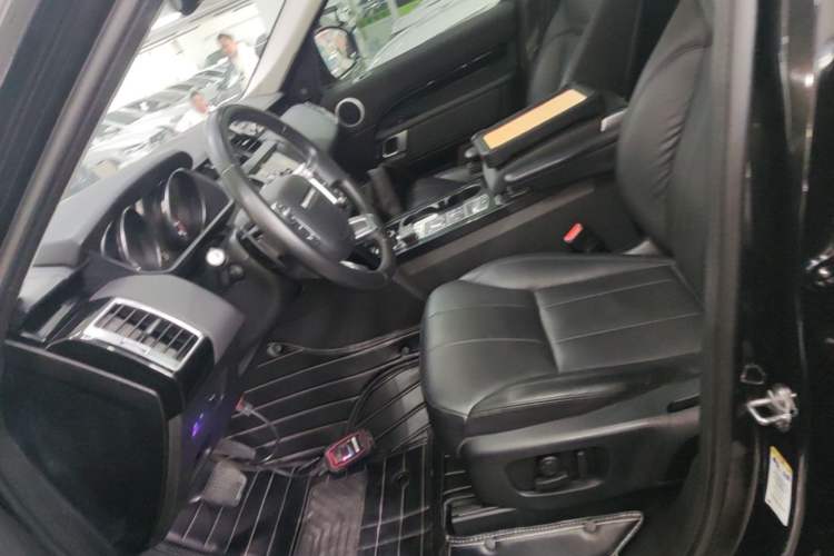 Used Land Rover Discovery 2018 2.0T SE Left Front Seat