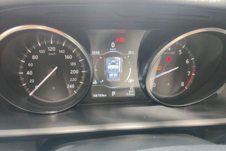 Used Land Rover Discovery 2018 2.0T SE Odometer Close Up