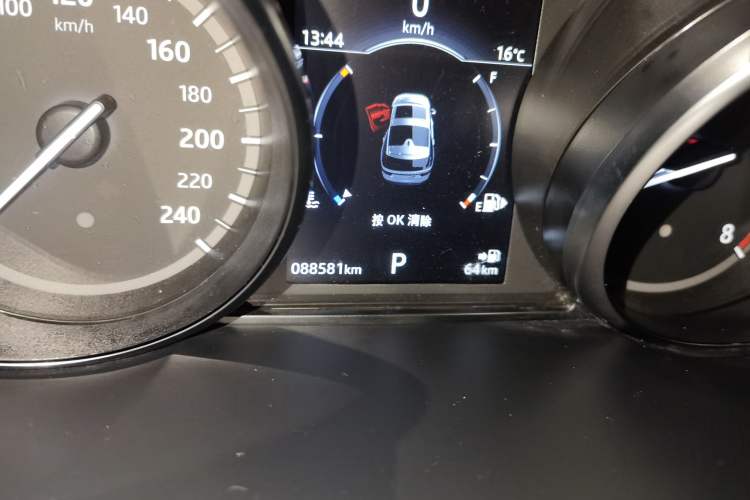 Used Land Rover Discovery 2018 3.0 SC V6 SE Odometer Close Up