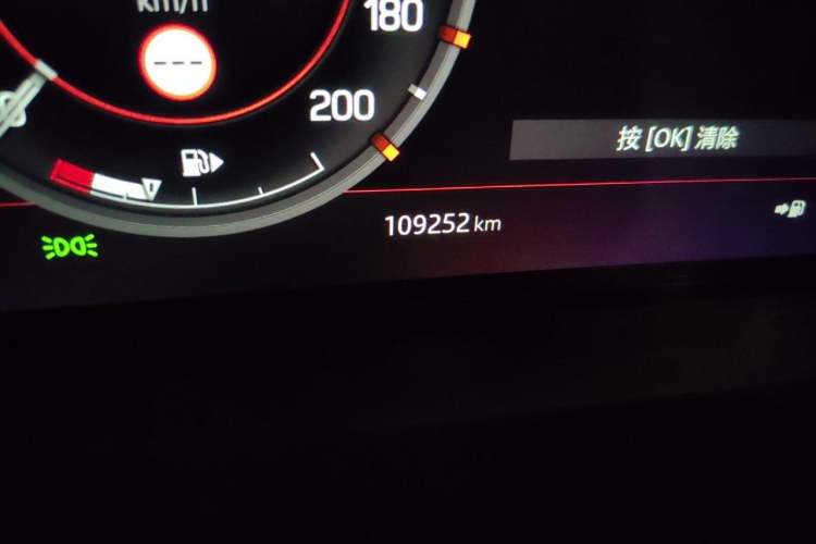 Used Land Rover Discovery 2018 3.0 SC V6 SE Odometer Close Up