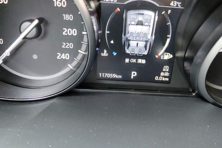 Used Land Rover Discovery 2018 3.0 SC V6 SE Odometer Close Up