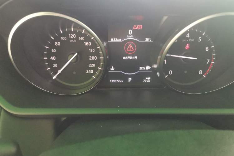 Used Land Rover Discovery 2018 2.0T SE Odometer Close Up