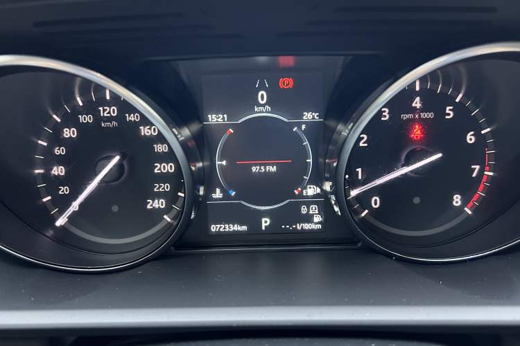Used Land Rover Discovery 2018 3.0 SC V6 SE Odometer Close Up