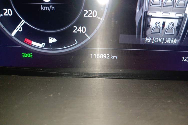 Used Land Rover Discovery 2018 3.0 SC V6 HSE Odometer Close Up