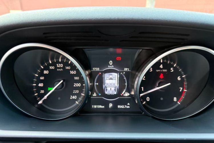 Used Land Rover Discovery 2018 3.0 SC V6 SE Odometer Close Up