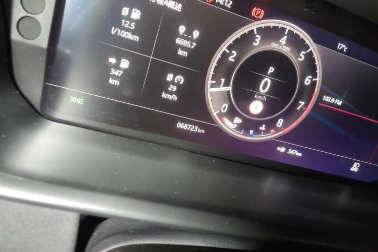 Used Land Rover Discovery 2018 3.0 SC V6 HSE Odometer Close Up