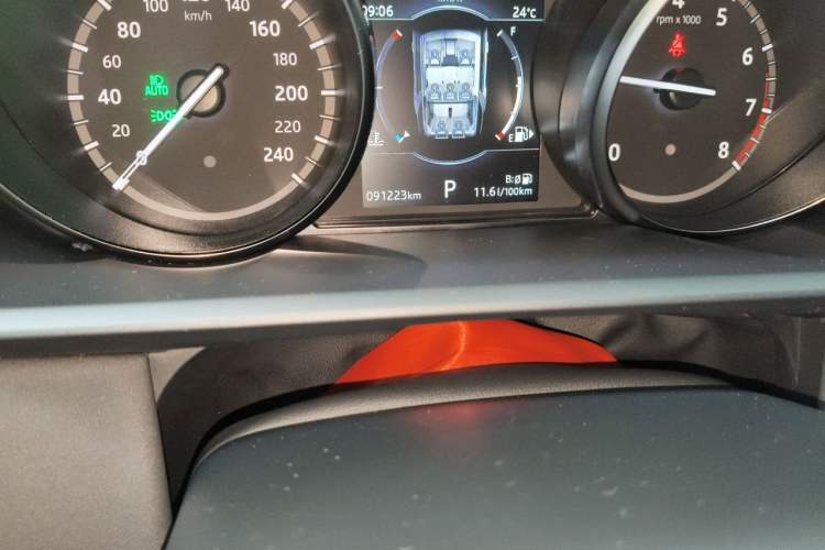 Used Land Rover Discovery 2018 3.0 SC V6 SE Odometer Close Up