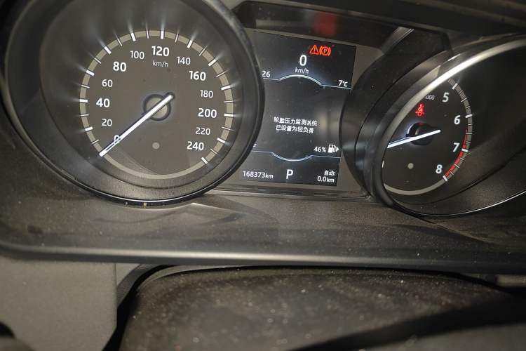 Used Land Rover Discovery 2018 2.0T SE Odometer Close Up