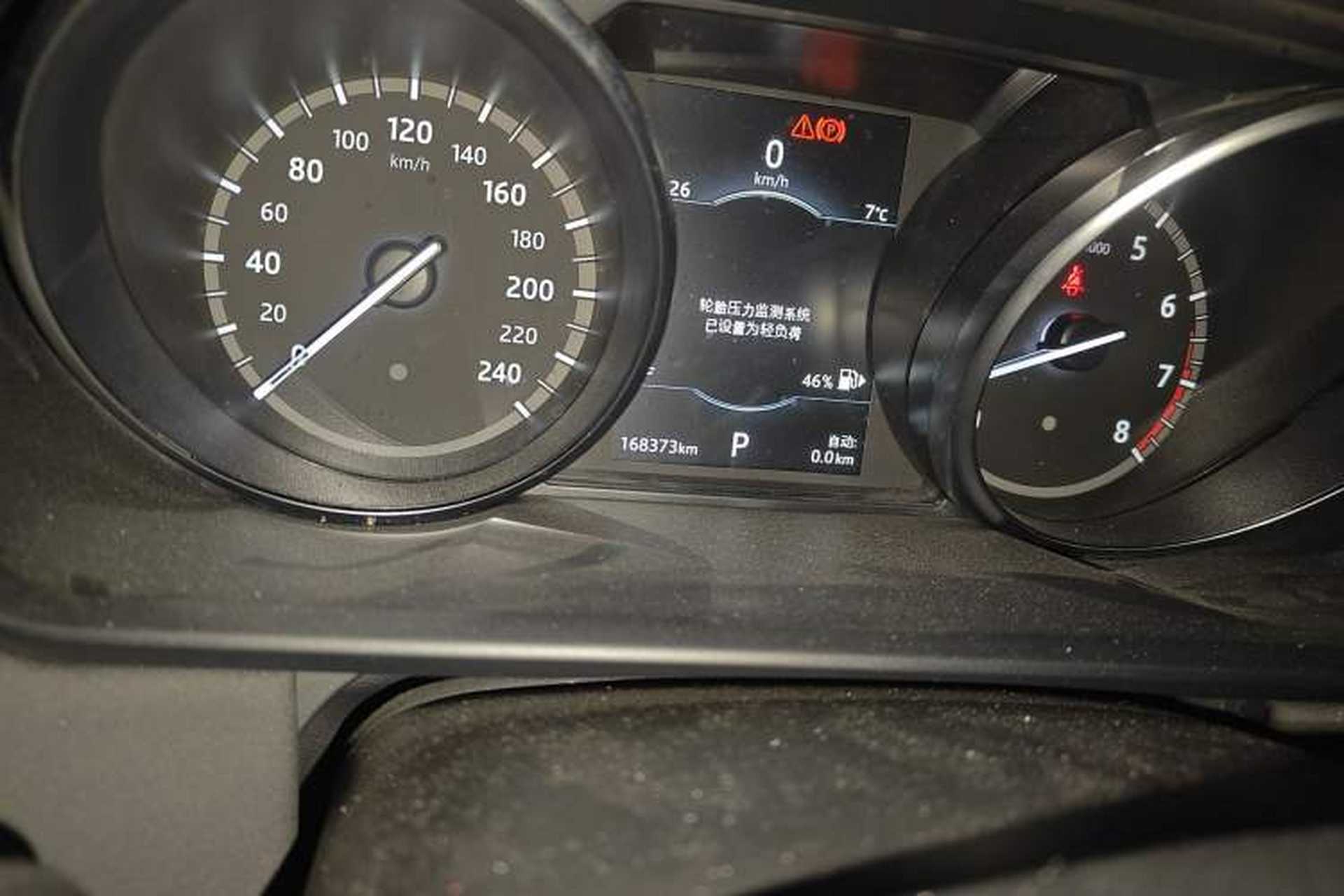 Used Land Rover Discovery 2018 2.0T SE Odometer Close Up