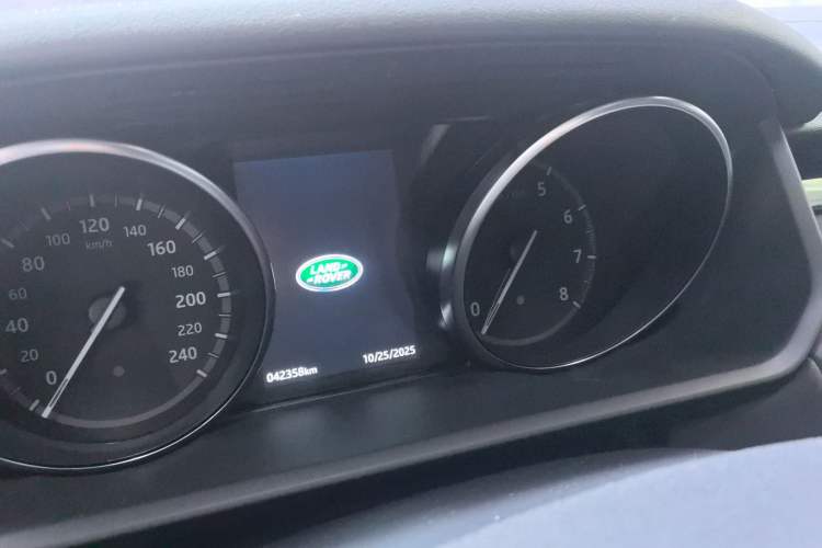 Used Land Rover Discovery 2018 2.0T SE Odometer Close Up