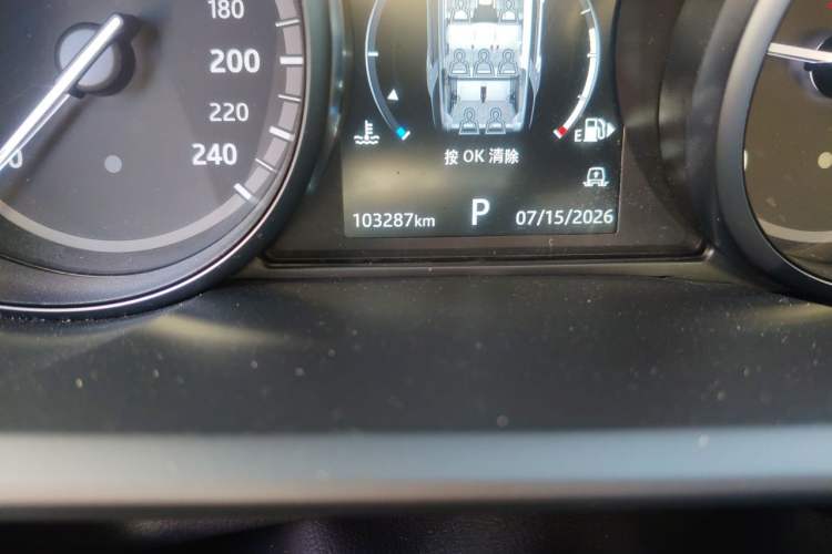Used Land Rover Discovery 2018 3.0 SC V6 SE Odometer Close Up