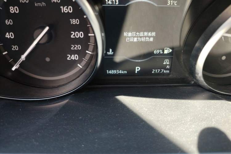 Used Land Rover Discovery 2018 2.0T SE Odometer Close Up
