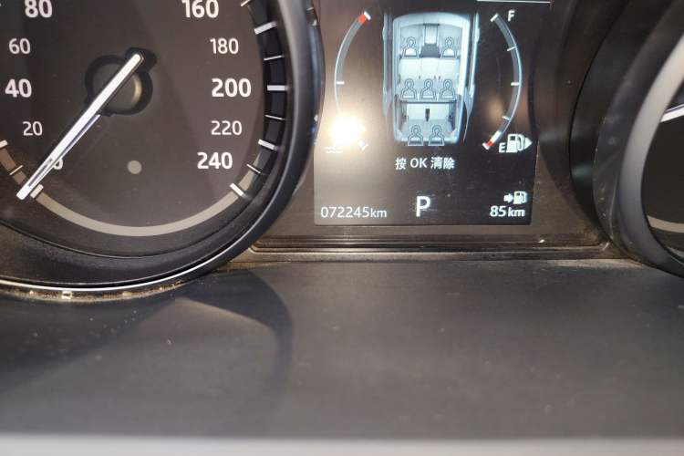 Used Land Rover Discovery 2018 3.0 SC V6 SE Odometer Close Up