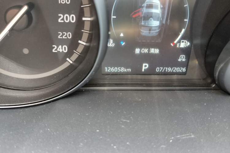 Used Land Rover Discovery 2018 3.0 SC V6 SE Odometer Close Up