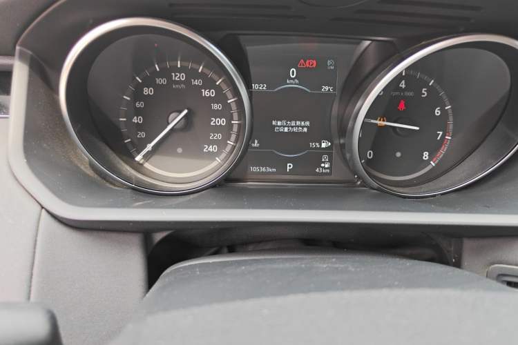 Used Land Rover Discovery 2018 2.0T SE Odometer Close Up