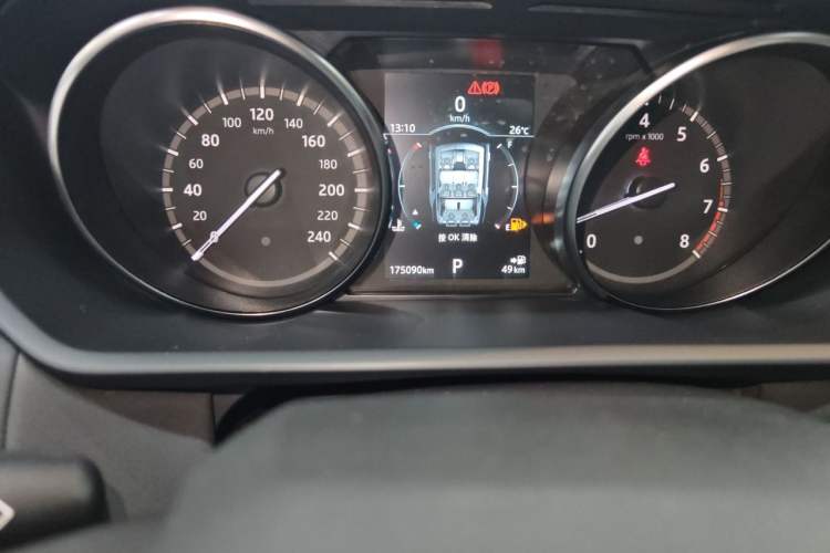 Used Land Rover Discovery 2018 2.0T SE Odometer Close Up