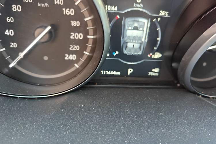 Used Land Rover Discovery 2018 3.0 SC V6 SE Odometer Close Up