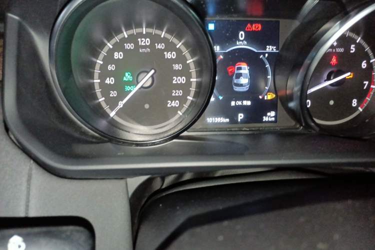 Used Land Rover Discovery 2018 3.0 SC V6 SE Odometer Close Up