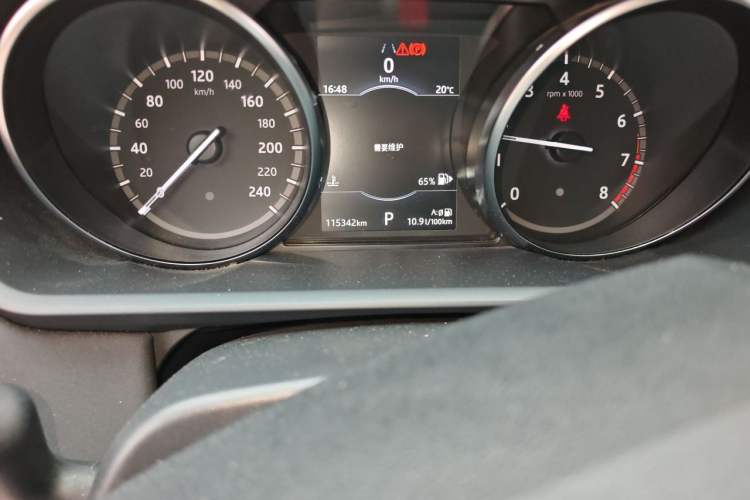Used Land Rover Discovery 2018 2.0T SE Odometer Close Up