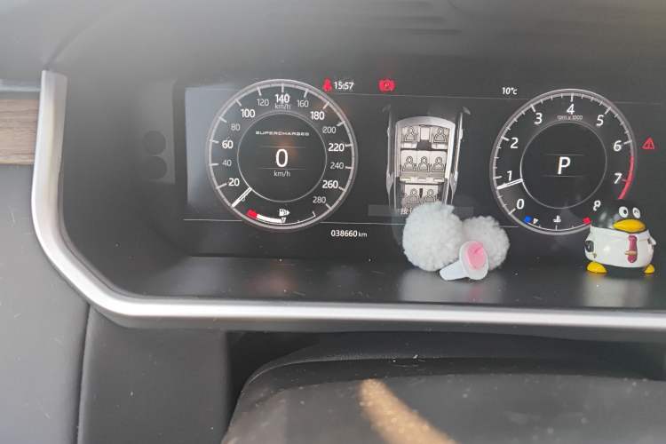 Used Land Rover Discovery 2018 3.0 SC V6 HSE Odometer Close Up