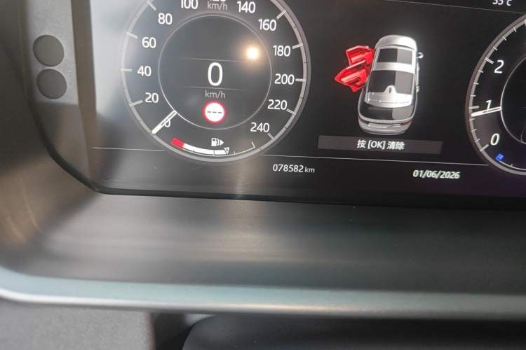 Used Land Rover Discovery 2018 3.0 SC V6 HSE Odometer Close Up