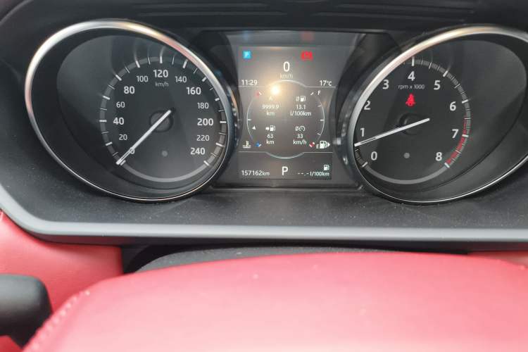 Used Land Rover Discovery 2018 2.0T SE Odometer Close Up