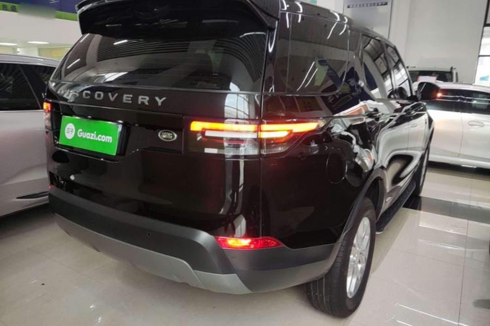 Used Land Rover Discovery 2018 2.0T SE Rear Right 45 Deg