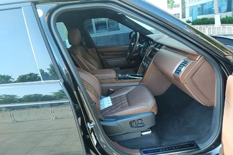 Used Land Rover Discovery 2018 3.0 SC V6 SE Right Front Seat
