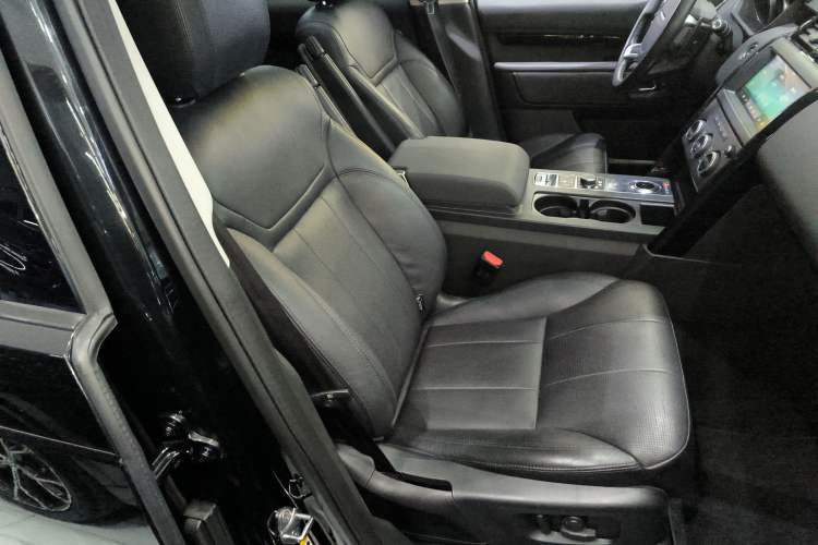 Used Land Rover Discovery 2018 3.0 SC V6 SE Right Front Seat