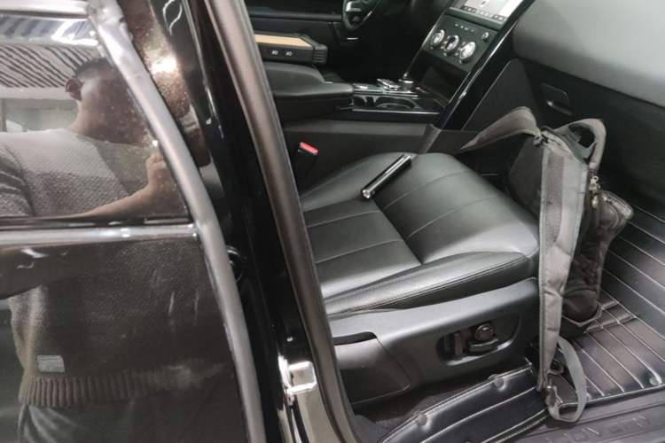 Used Land Rover Discovery 2018 2.0T SE Right Front Seat